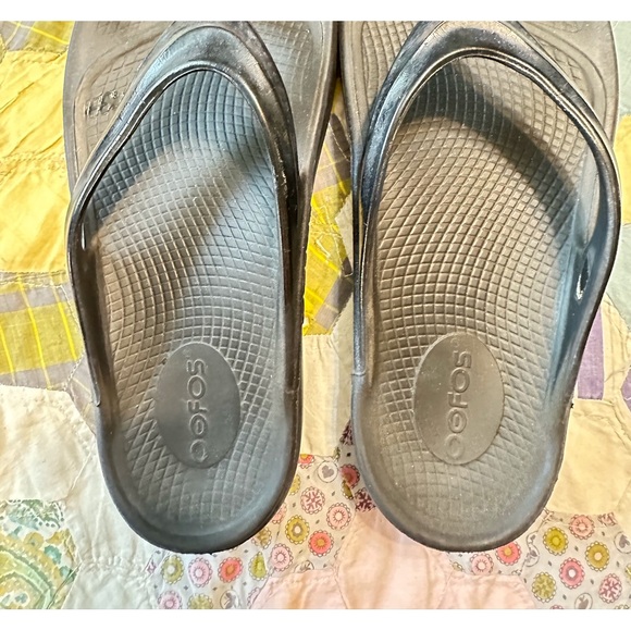 WOMENS SIZE 7 OOFOS - Picture 2 of 4